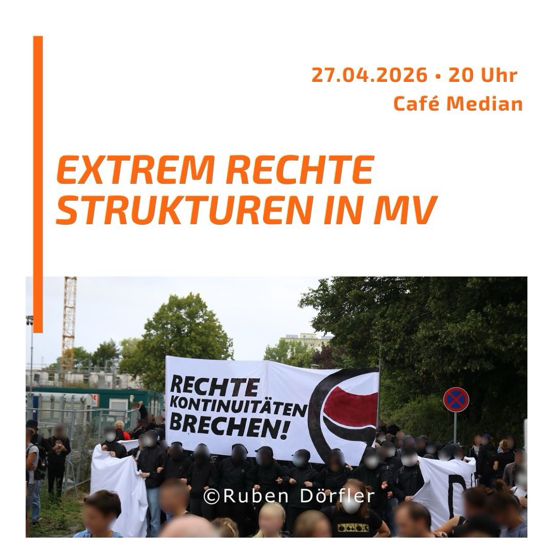 Foto von einer Demo mit einem Hochbanner: Rechte Kontinuität brechen Viele Menschen auf dem Foto sind verpixelt