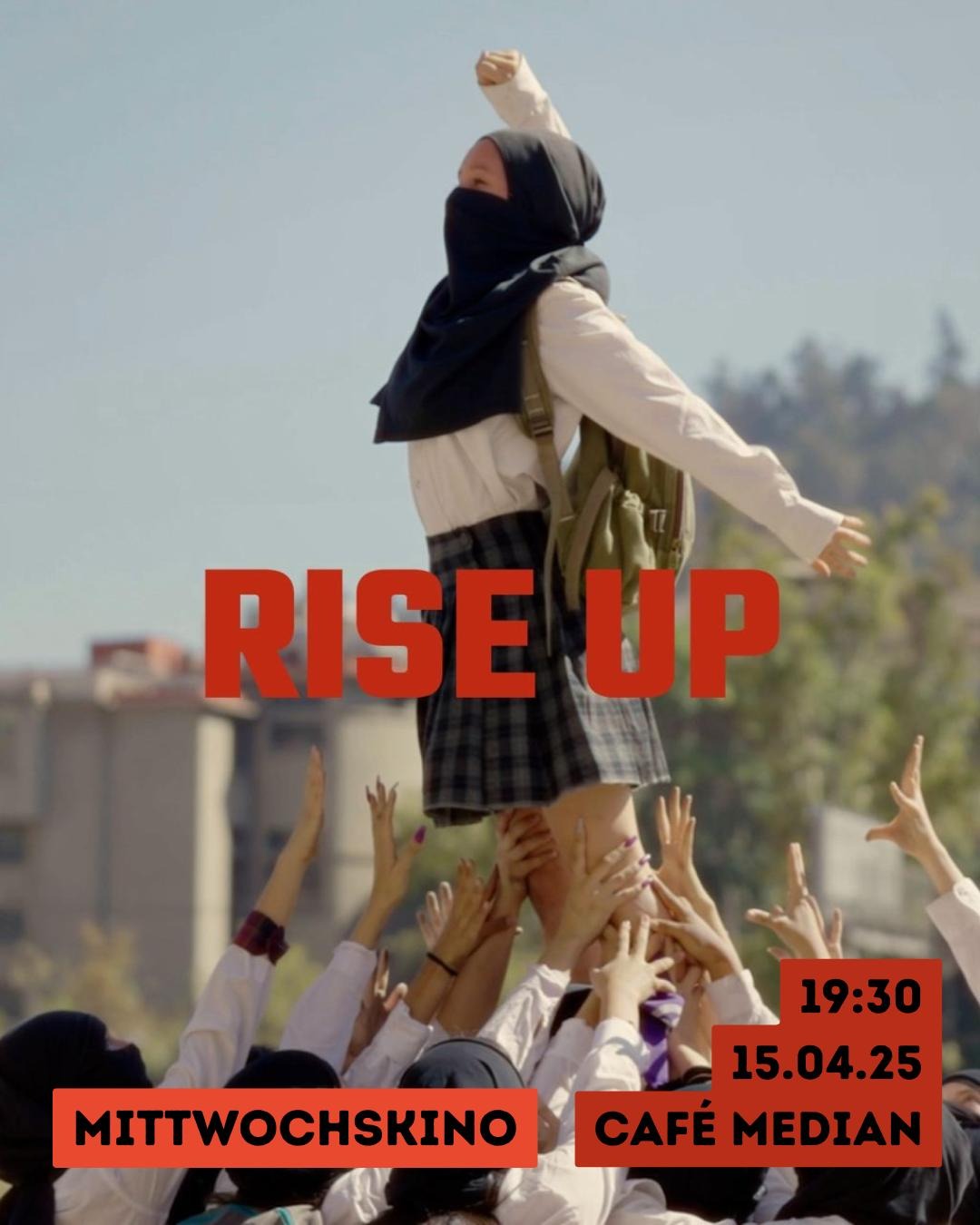 Eine Person die getragen von vielen Händen die Faust in die Höhe streckt